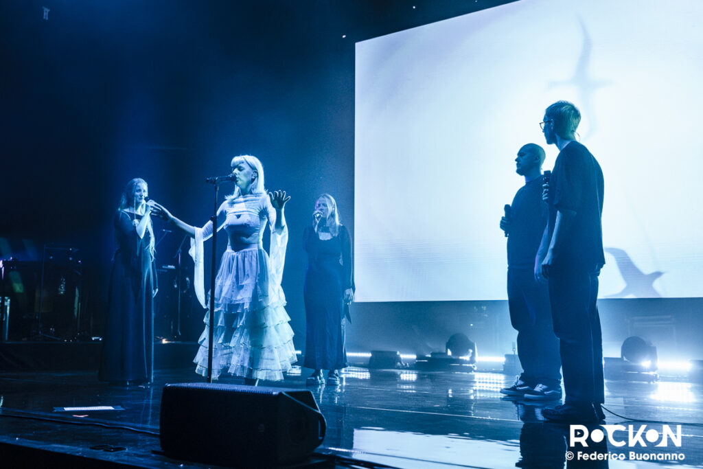 Aurora e il suo coro all'Alcatraz di Milano